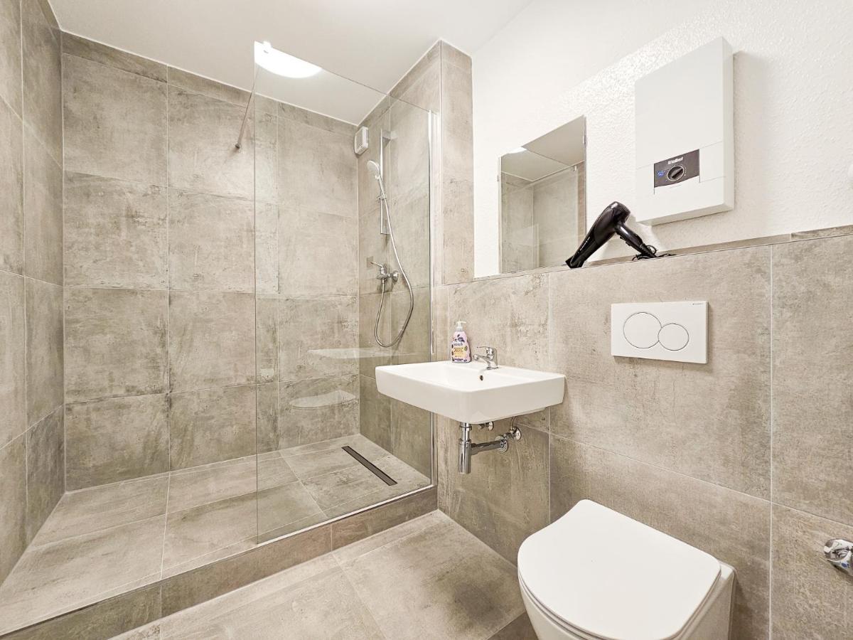 Raj Living - 2 Or 3 - 15 Min Zur Messe Dus & 10 Min Old Town Dus Appartamento *